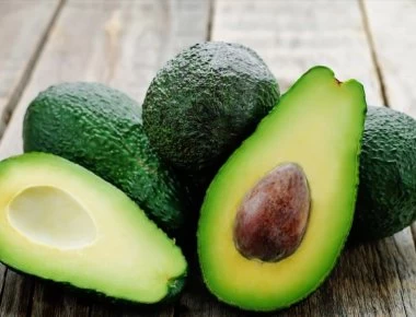 Αυτός είναι ο λόγος που δεν πρέπει να πετάτε ποτέ το κουκούτσι του αβοκάντο (βίντεο)